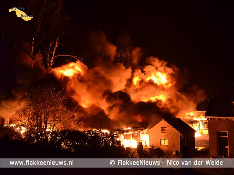 Grote uitslaande brand in Oude-Tonge