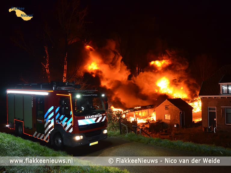 Grote uitslaande brand in Oude-Tonge