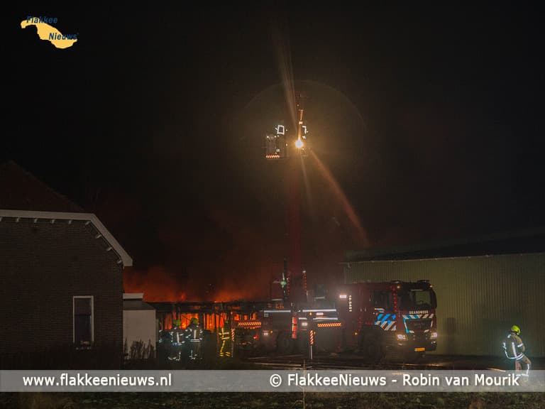 Grote uitslaande brand in Oude-Tonge