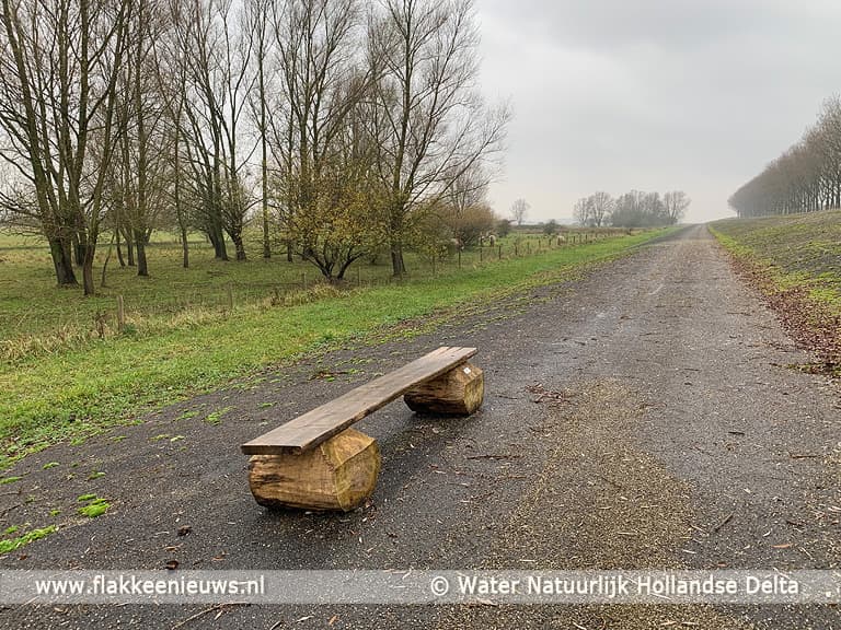 Illegaal geplaatste bankjes cadeau aan bewoners