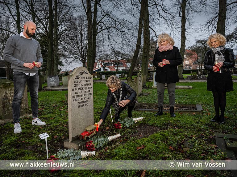 Burgemeester ontsteekt lichtjes bij oorlogsgraven