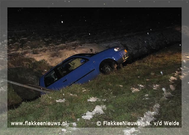 Auto te water op de N215