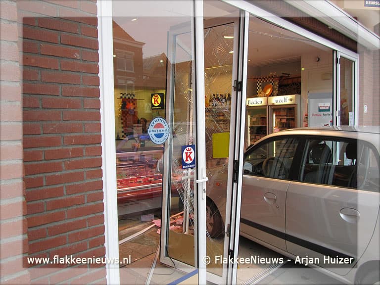 Personenwagen rijdt slagerij binnen
