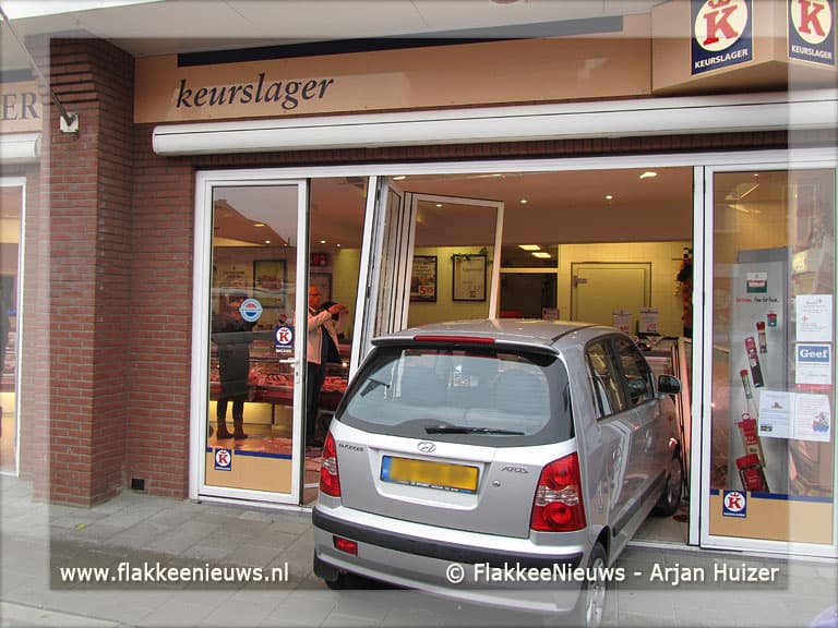 Personenwagen rijdt slagerij binnen