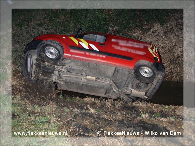 Bestelwagen van de weg bij Ooltgensplaat