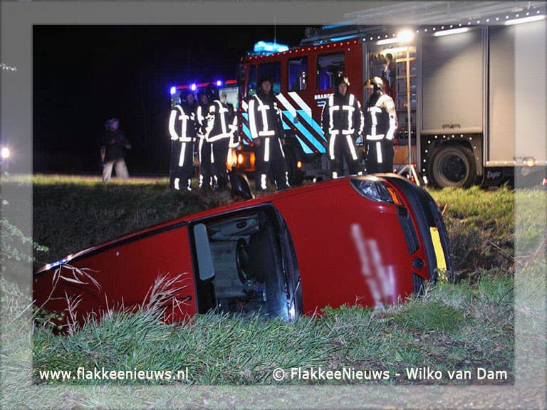 Bestelwagen van de weg bij Ooltgensplaat
