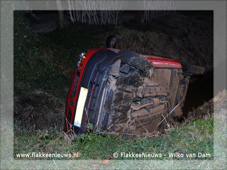 Bestelwagen van de weg bij Ooltgensplaat