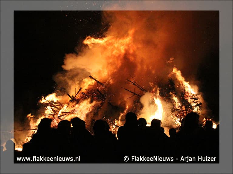 Vuur- en waterpret met kerstbomen
