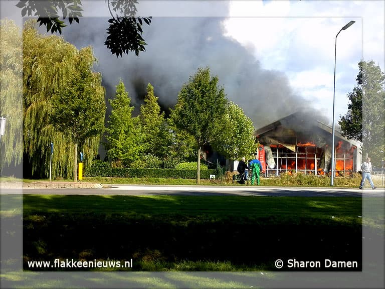 Bedrijfspand uitgebrand in Oude-Tonge