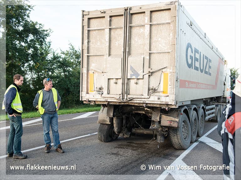 Vrachtwagenchauffeur overleden na ongeval Oude-Tonge
