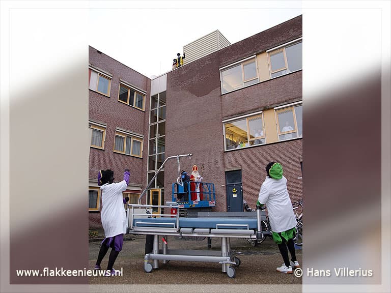 Zwarte pieten vast op dak van ziekenhuis