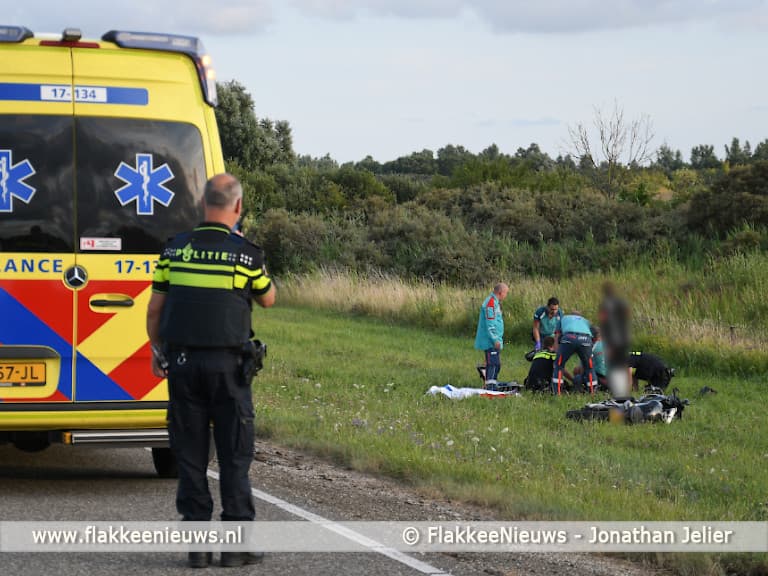 Motorrijder van de dijk bij Melissant