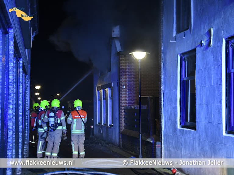 Uitslaande brand woonhuis Oude-Tonge
