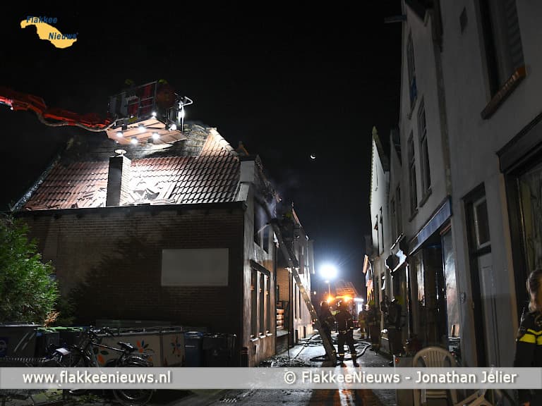 Uitslaande brand woonhuis Oude-Tonge