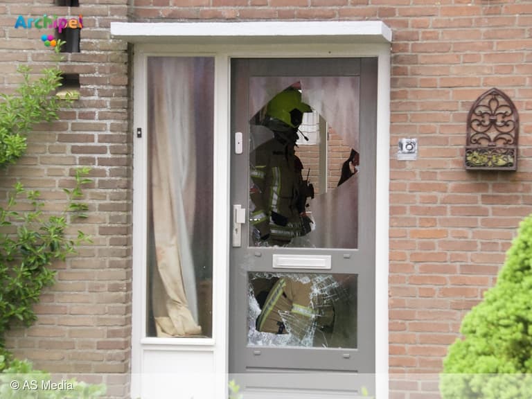 Brandweer treft gevallen bewoner aan na alarm van rookmelder