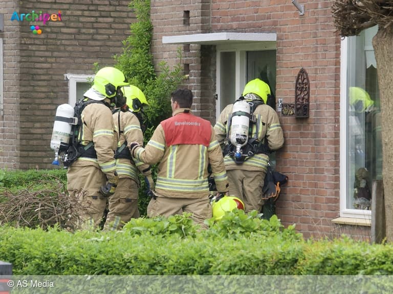 Brandweer treft gevallen bewoner aan na alarm van rookmelder