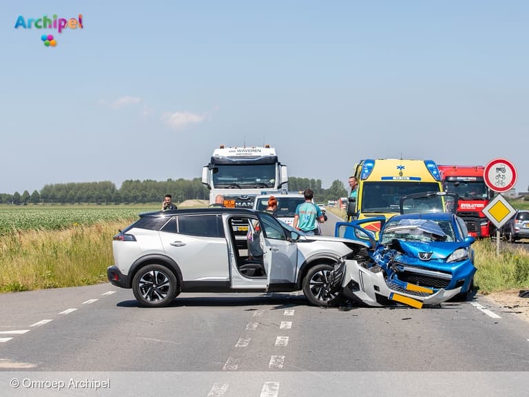 Twee gewonden bij aanrijding op de N215