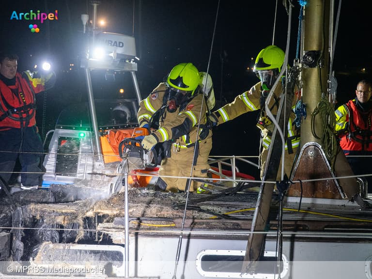 Brand verwoest zeiljacht in jachthaven Stellendam