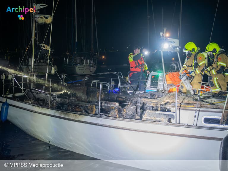 Brand verwoest zeiljacht in jachthaven Stellendam