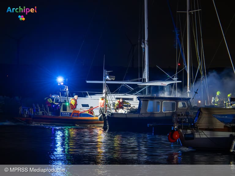 Brand verwoest zeiljacht in jachthaven Stellendam