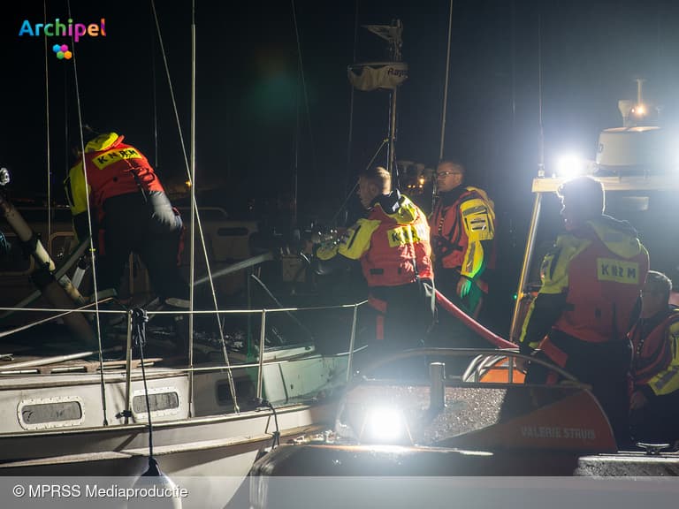 Brand verwoest zeiljacht in jachthaven Stellendam
