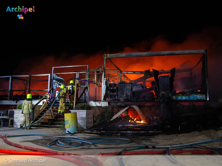 Grote brand verwoest strandpaviljoen in Ouddorp