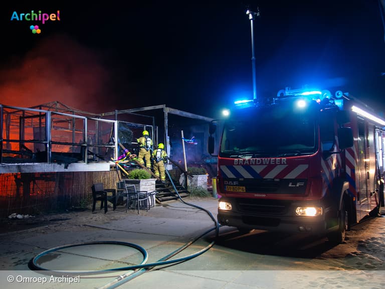 Grote brand verwoest strandpaviljoen in Ouddorp
