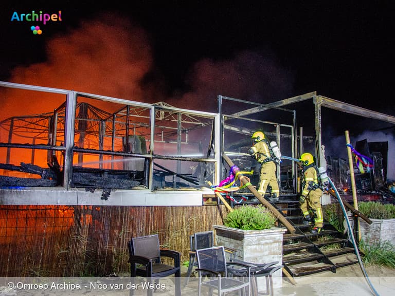 Grote brand verwoest strandpaviljoen in Ouddorp