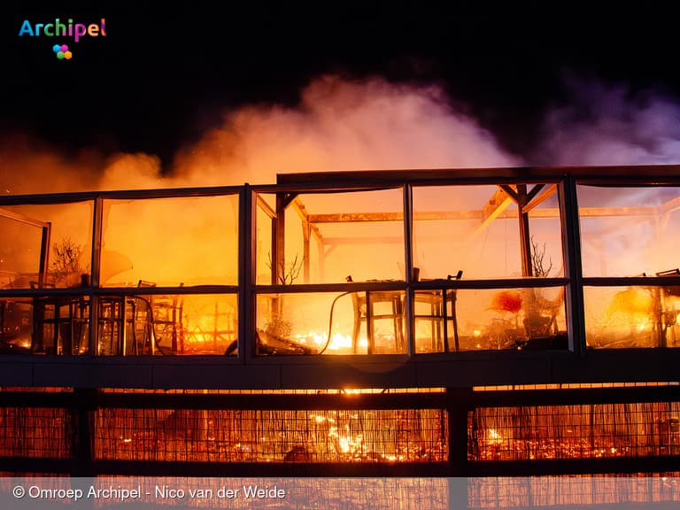 Grote brand verwoest strandpaviljoen in Ouddorp