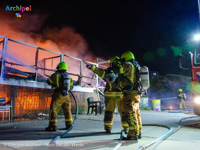 Grote brand verwoest strandpaviljoen in Ouddorp