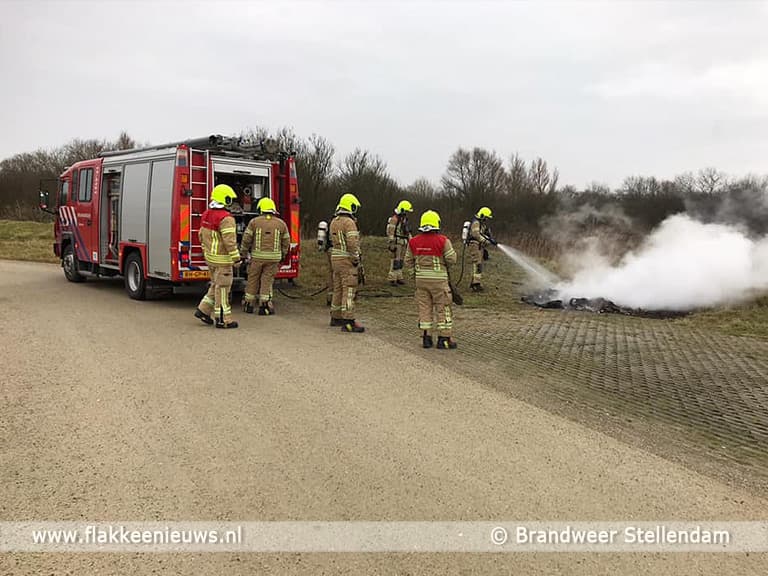 Politie maakt einde aan feestje en brandweer blust afval
