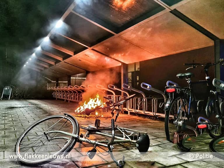 Politie maakt einde aan feestje en brandweer blust afval