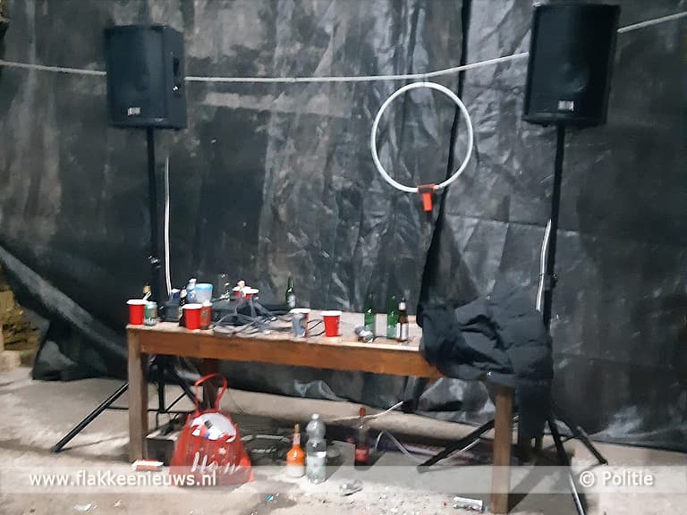 Politie maakt einde aan feestje en brandweer blust afval
