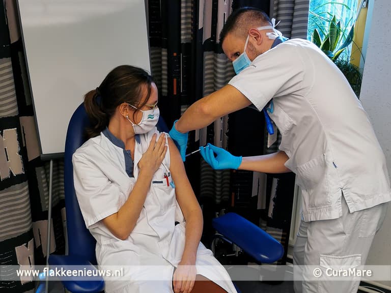 Longarts Lidia Hoogerbrugge ontvangt eerste COVID-vaccinatie in Dirksland