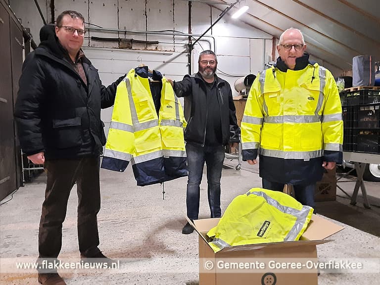 Warme winterjassen voor de vrijwilligers van de Voedselbank