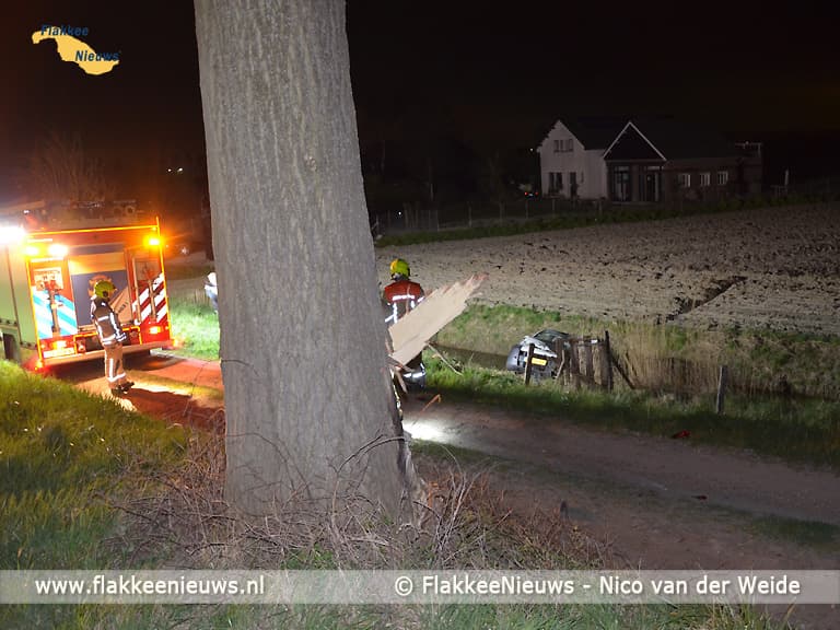 Bestelwagen in de sloot bij Nieuwe-Tonge