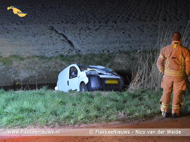 Bestelwagen in de sloot bij Nieuwe-Tonge
