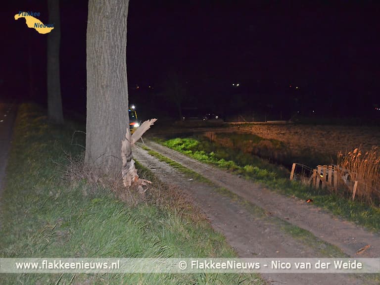 Bestelwagen in de sloot bij Nieuwe-Tonge