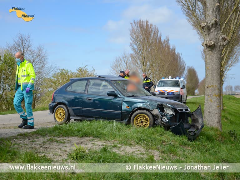 Bestuurder verliest macht over het stuur op Oudelandsedijk
