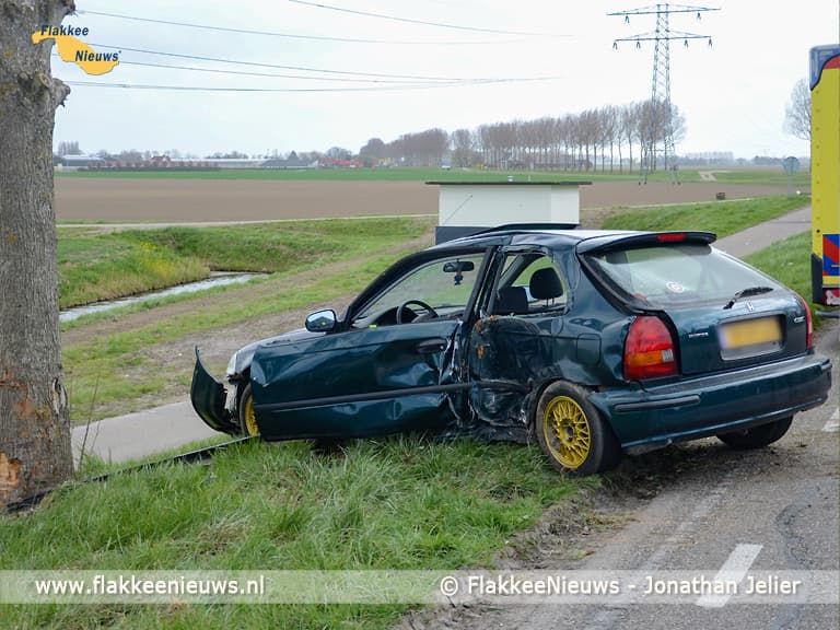 Bestuurder verliest macht over het stuur op Oudelandsedijk