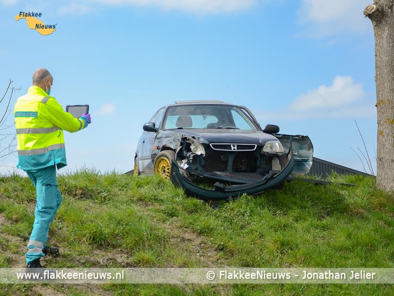 Bestuurder verliest macht over het stuur op Oudelandsedijk