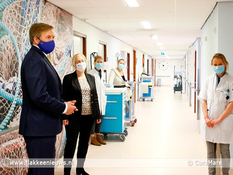 Koning bezoekt Het Van Weel-Bethesda Ziekenhuis