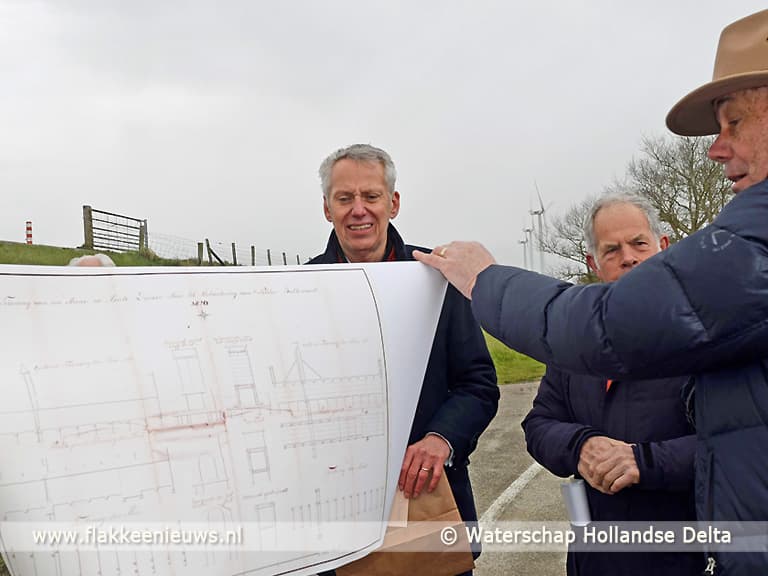 Nieuwe gedenksteen voor de sluis bij Battenoord