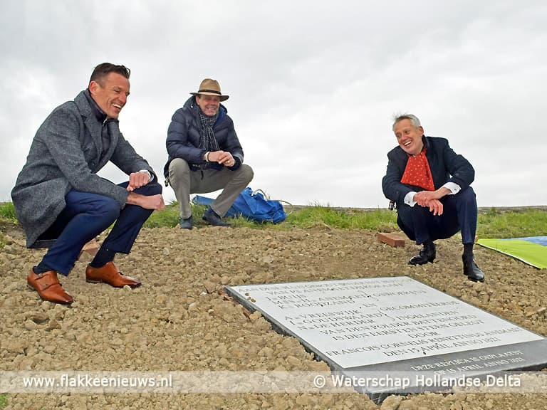 Nieuwe gedenksteen voor de sluis bij Battenoord