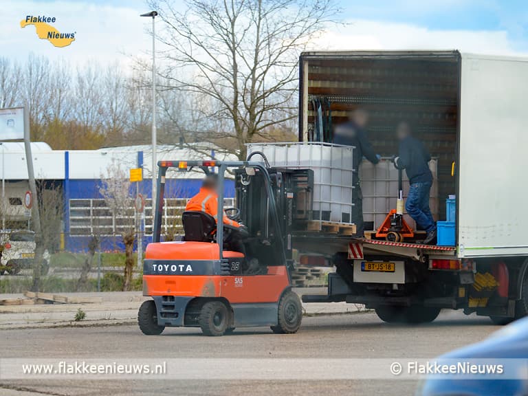 Politie-inval bij bedrijfspand in Oude-Tonge, miljoenen sigaretten