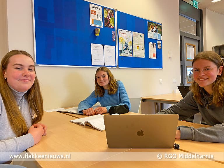 Oud-leerlingen helpen hun RGO in Middelharnis