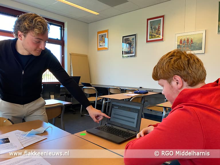 Oud-leerlingen helpen hun RGO in Middelharnis