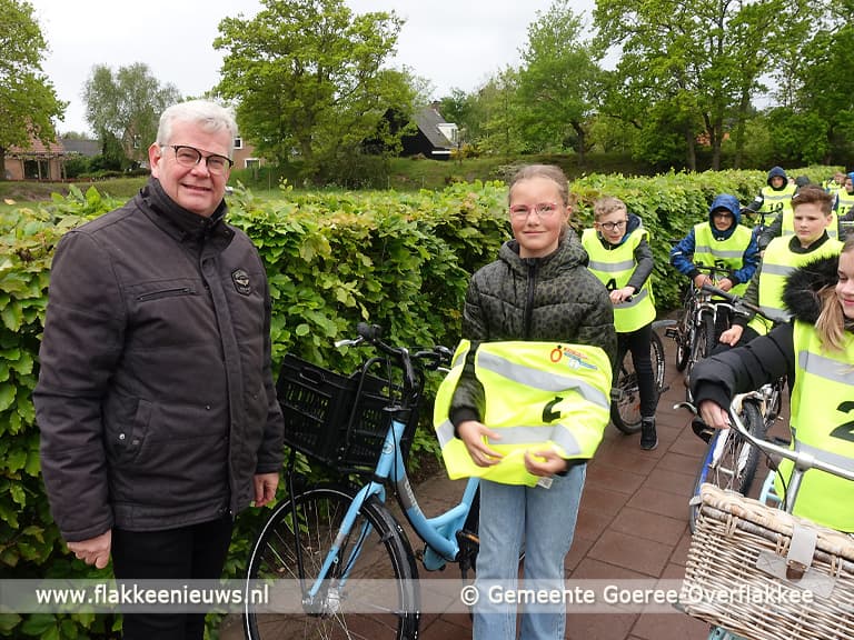 Gele hesjes fietsen door Goeree-Overflakkee voor verkeersexamen