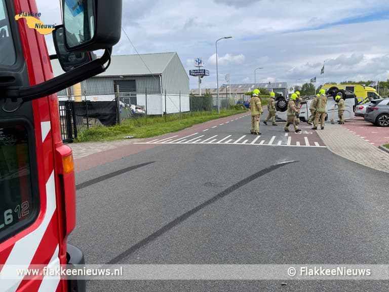Bestelbus ondersteboven bij ongeval Stellendam