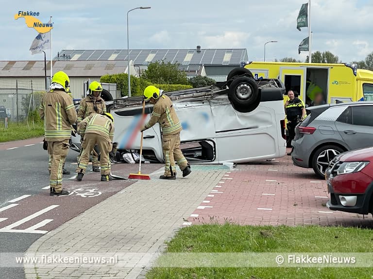 Bestelbus ondersteboven bij ongeval Stellendam